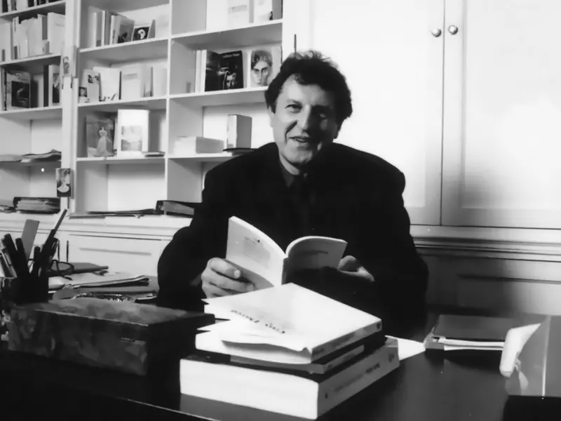 Gérard Bourgadier à son bureau, octobre 1990. Photo Jacques Sassier © Éditions Gallimard