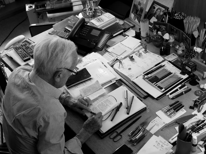 Philippe Labro en 2023 à son bureau. Photo Francesca Mantovani © Éditions Gallimard