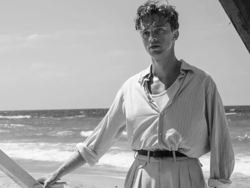 Benjamin Voisin dans le film "L'Étranger" de François Ozon