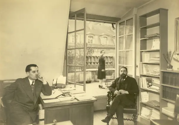 Jean Paulhan, Benjamin Crémieux et Germaine Paulhan à la NRF, 1930. Photo Henri Manuel. Archives Éditions Gallimard.