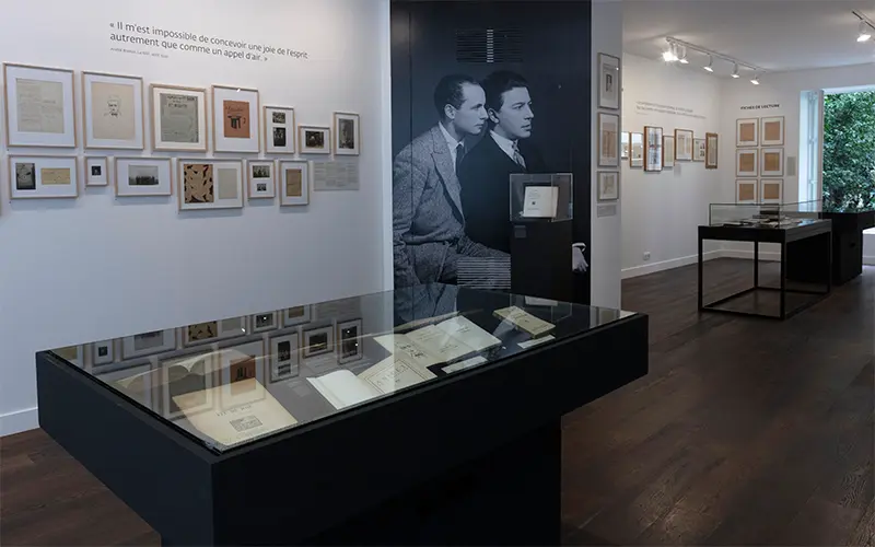 Vue de l'exposition «Des surréalistes à la NRF» à la galerie Gallimard, septembre 2024. Photo Francesca Mantovani © Éditions Gallimard