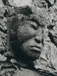 Tête sculptée au-dessus du linteau de la porte d'une grange, acquise par Giono en 1939. Photo DR